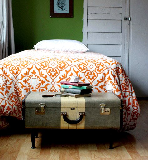 Avots: http://www.designsponge.com/2011/03/diy-project-ashleys-vintage-suitcase-coffee-table.html