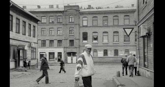 Kadrs no Sergeja Lozņicas dokumentālā īsfilmas Vecā ebreju kapsēta. Publicitātes foto