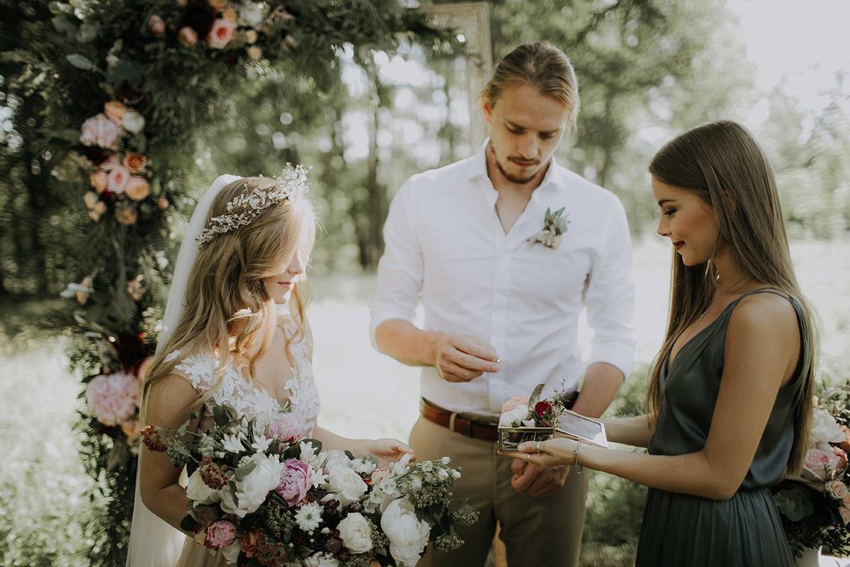 Romantiska fotogalerija. Kā hokejists Gudļevskis apprecēja dziedošo "Dvīni"  Anastasiju | tv3.lv