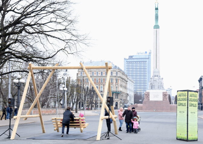 Pie Brīvības pieminekļa uzstāda Lieldienu šūpoles