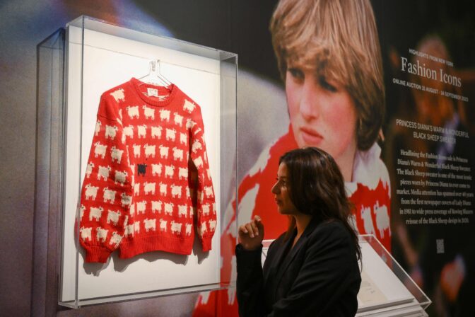 FILES-US-BRITAIN-FASHION-AUCTION-ROYALS