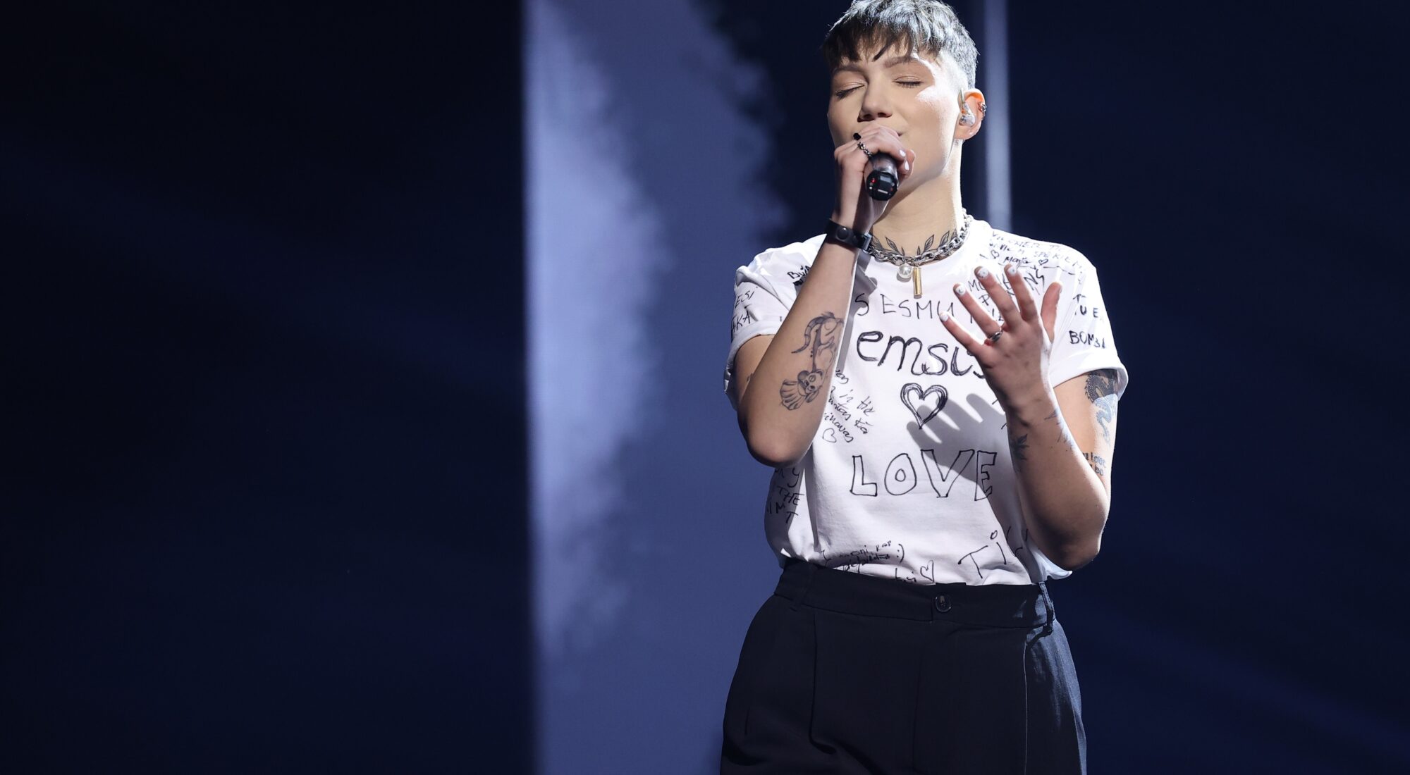 Emilija Bērziņa riskē un izpilda latviešu populārākās grupas “Prāta vētra” vienu no lielākajiem hītiem | tv3.lv