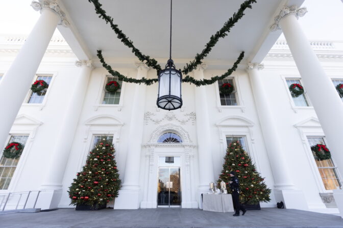 USA WHITE HOUSE HOLIDAY DECORATIONS CHRISTMAS