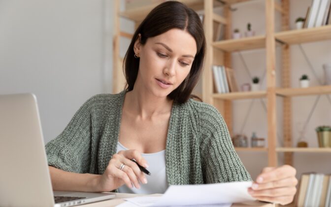 Close,Up,Focused,Young,Businesswoman,Working,With,Documents,In,Office,
