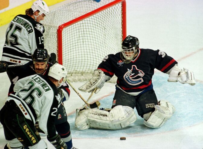 VANCOUVER CANUCKS IRBE DEFENDS GOAL AGAINST STARS