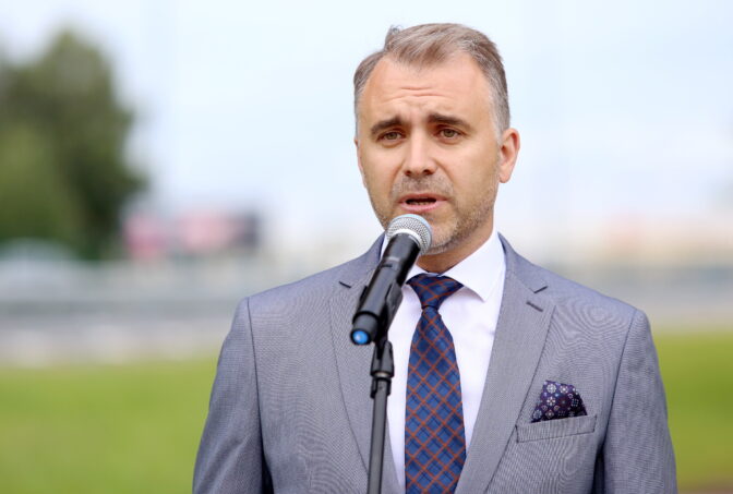 Atklāj atjaunoto Jūrmalas šoseju