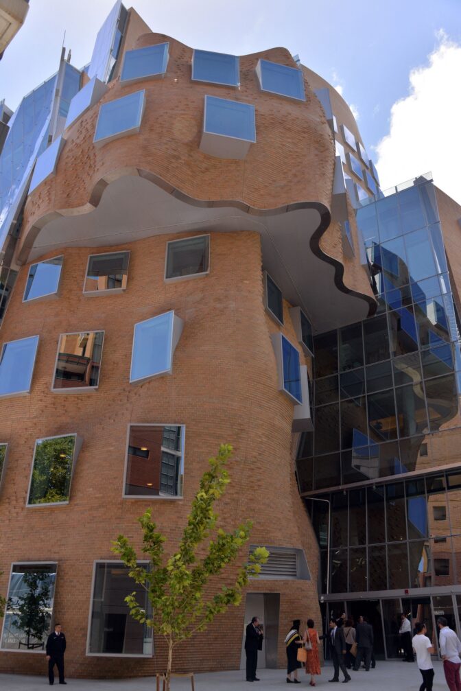 FILES-US-CANADA-ARCHITECTURE-GEHRY