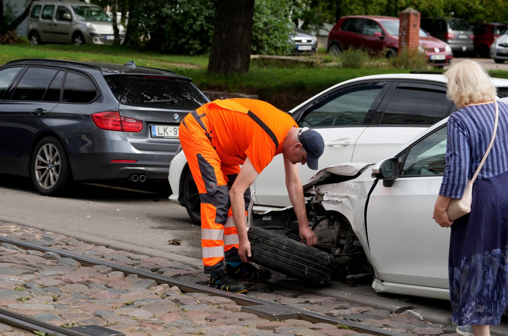Rīgā, Latgales ielā pie Dienvidu tilta, notikusi sadursme starp vieglo automašīnu un tramvaju