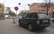 Latio šefs auto "parko" neatļautā vietā uz ietves un norobežo to ar barjerām