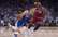 NBA spēlē Karija Warriors apspēlē Džeimsa Cavaliers