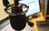 Radio dīdžejs līdz izmisumam noved klausītājus ar vienas dziesmas atskaņošanu