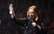 VIDEO: Adele uz skatuves nobauda fana pasniegto Smirnoff Ice