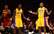 VIDEO: neveiklais brīdis, kad trīs Lakers spēlētāji nevar sadalīt bumbu