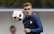 VIDEO: cēli! Francijas izlases futbolists uzdāvina spēles bumbu puikam, kurš traģiski zaudējis tēvu