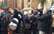 FOTO: ar bungām, karogiem un plakātiem rokās studenti dodas protesta gājienā