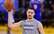 VIDEO: NBA basketbolists intervijas vidū mierīgi "iesūc aliņu"