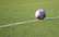 Futbolists gūst vārtus no laukuma centra
