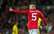 "Manchester United" aizsargs spēles vidū izdomā apēst… banānu