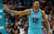 Dīvains skats – NBA basketbolists spēles laikā sabučo tiesnesi