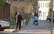 Jelgavā policija aicina uzmanīties un ziņot par vīrieti, kurš garāmgājējus aicina iesist viņam pa kājstarpi