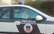 Šoferis nofilmē blakus braucošu policisti, kas runā pa telefonu pie stūres; reakcija nav viennozīmīga