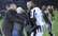 Video: "PAOK" futbola kluba īpašnieks spēles laikā izskrien laukumā ar pistoli