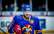 KHL tiesneši neredz kā salauž degunu, bet par uzsitienu stiklam noraida līdz spēles beigām