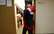 Vai Latviju pāršalc jauns "stulbings"? "Izklausies redzēts" dalībnieki izmēģina deju soli: Backpack dance!
