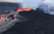 Kīlauea vulkāna lavas straumes sastopas ar jūru, radot pamatīgus ķīmiskus mākoņus