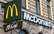 Autovadītājs ar auto ietriecas Rīgas centra ēstuves "McDonald"s" sienā un aizbēg