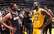 "Lakers" emocionālā pēdējā Džeimsa un Veida duelī pārspēj "Heat"