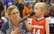 Sirsnīgi! Trīs gadus vecs bērns pirms basketbola spēles skatītājiem nodzied ASV himnu