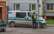 Policisti pie mājas sastop raudošu meitenīti – viņa gaida, kad māte atgriezīsies no darba