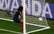 Francijas izlases futboliste PK spēlē diezgan apkaunojošā veidā raida bumbu savos vārtos