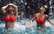 Seksīgi foto: Aleksandra Kurusova sarkanā bikini draiskojas Singapūras ūdens atrakciju parkā