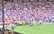 Traki futbola fani uzlec uz invalīdu sēdvietu jumta, tas iegrūst