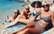 Foto: Olga Rajecka kopā ar draudzenēm pludmalē pozē bikini