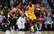 Džeimsa un Deivisa "double‑double" atnes "Lakers" jau 24. uzvaru sezonā