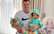 Foto: futbolists Dmitrijs Tarasovs uz pleciem tur sievu un meitu