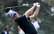 Ups, kad paša tēvs nokļūst briesmās! Golferis Makilrojs "Masters" turnīrā trāpa ar bumbiņu tētim