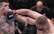 UFC pussmagā svara duelī Blahovics ar tehnisko nokautu uzvar celi savainojušo Rakiču