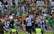 Šokējošs brīdis futbola stadionā – 1000 fanu izskrien laukumā un uzbrūk saviem spēlētājiem