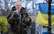 Mūziķis Matīss Pavītols pie Krievijas vēstniecības ar dziesmu protestē pret karu Ukrainā