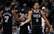 "Spurs" izcīna uzvaru un sagādā "Knicks" piekto zaudējumu pēc kārtas