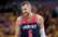 Porziņģis izlaužas un bez žēlastības "pārdanko" pāri Deivisam, iekarojot NBA topu
