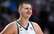 Jokičs caur kājām eleganti izlidina piespēli, triumfējot NBA dienas topā