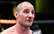 Acis ir pakausī – UFC cīkstonis Striklends noķer dvieli gluži kā burvis