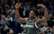 Edvardsam sezonas punktu rekords, "Timberwolves" sīvā cīņā uzvar "Rockets"