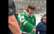 Mutīgs "Stars" fans saņem pēc nopelniem NHL spēles tribīņu boksa mačā