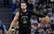 Kā komēta tieši pa seju – "Warriors" zvaigznes Karija metiens pāri visam laukumam trāpa nelaimīgam fanam